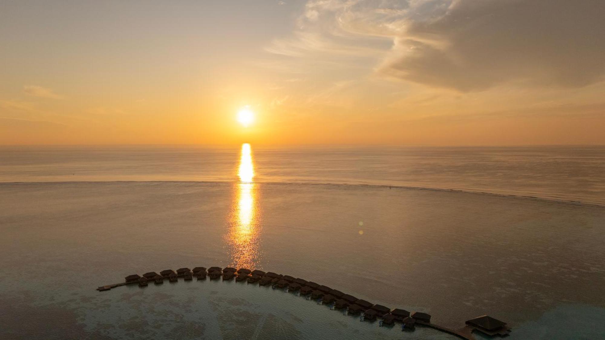 Cocoon Maldives Hotel Kurendhoo Exterior photo